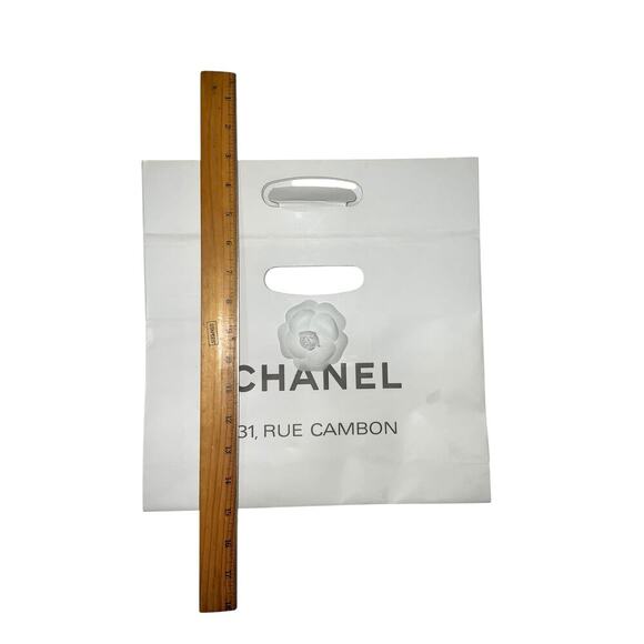 Chanel White Medium Gift bag with Organza Camellia flower - Picture 9 of 13